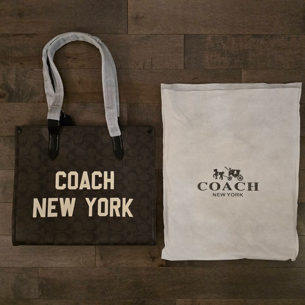 COACH Relay Tote Bag in Signature Canvas with Coach Graphics Women CY806